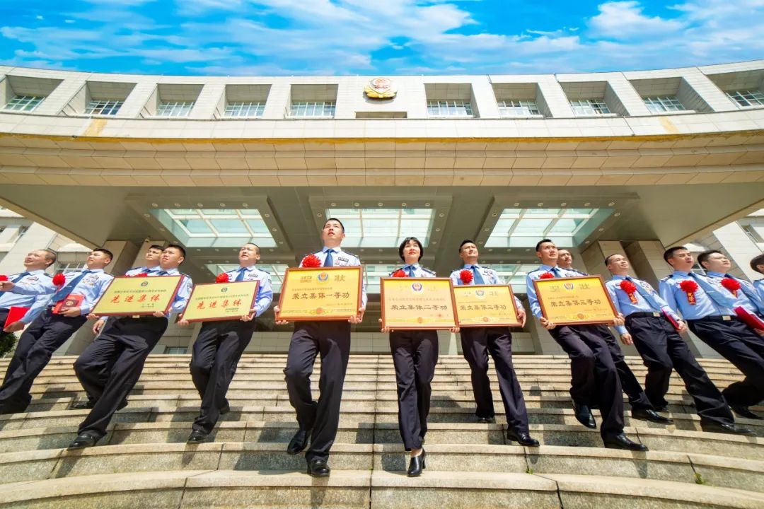 <p>老道集线。装。荣立某月一等3</p> <p>巴进集样荣立集体二香功 无立平保三看功先江集体三等动</p>