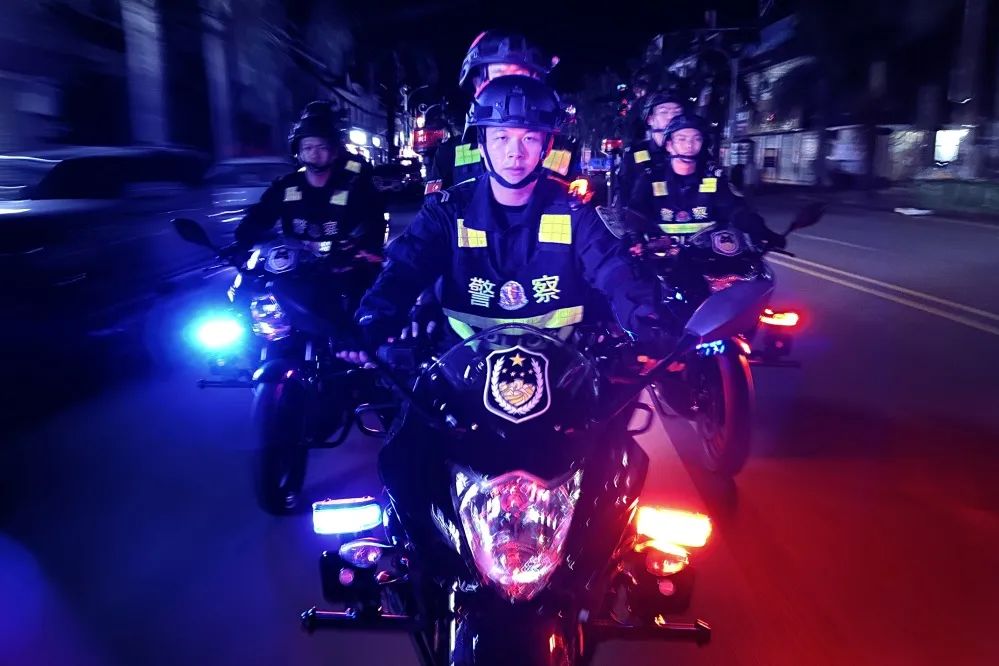 <p>警恩察</p>