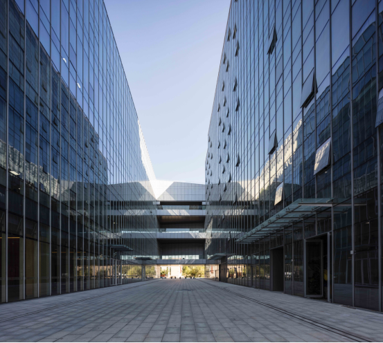 润泽科技发展有限公司于2009年9月在河北廊坊经济技术开发区注册成立